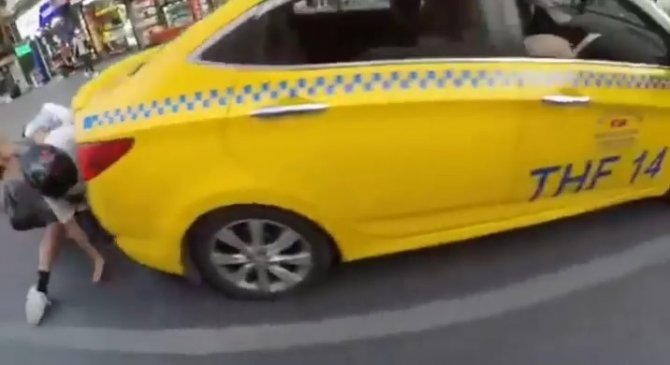 Kadıköy’de Motosiklet Sürücüsü Taksiye Çarptı