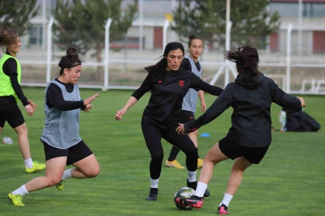 Sivasspor Kadın Futbol Takımı, Kayserispor Maçına İddialı Hazırlanıyor