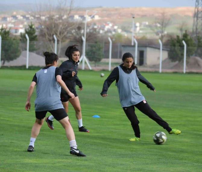 Sivasspor Kadın Futbol Takımı, Kayserispor Maçına İddialı Hazırlanıyor