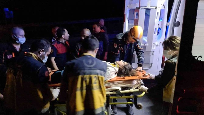 Yoldan Çıkan Otomobil Karşı Şeride Geçip Bariyerlere Saplandı