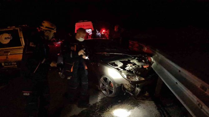 Yoldan Çıkan Otomobil Karşı Şeride Geçip Bariyerlere Saplandı