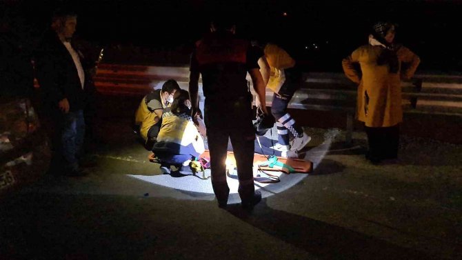 Yoldan Çıkan Otomobil Karşı Şeride Geçip Bariyerlere Saplandı