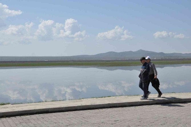 Kars’ta Bulutların Suya Yansıması Görenleri Büyüledi