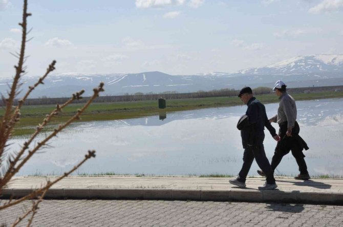 Kars’ta Bulutların Suya Yansıması Görenleri Büyüledi