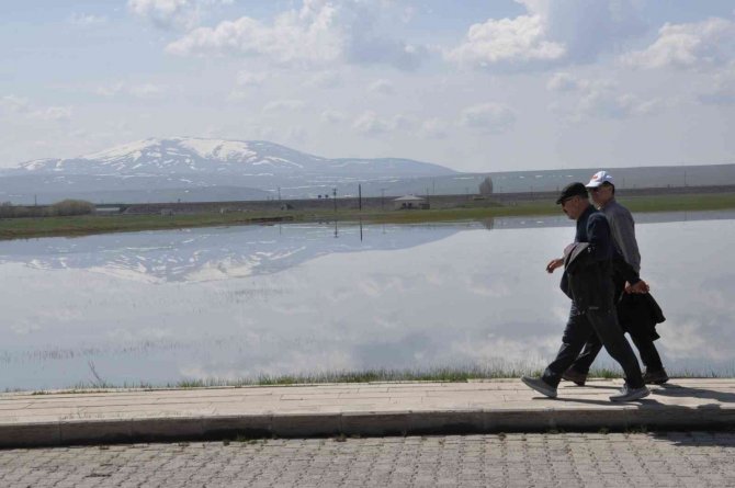 Kars’ta Bulutların Suya Yansıması Görenleri Büyüledi