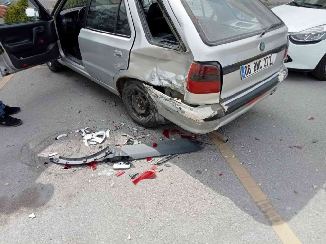 Sürücüsünün Baygınlık Geçirdiği İddia Edilen Kargo Aracı Park Halindeki 7 Araca Çarptı