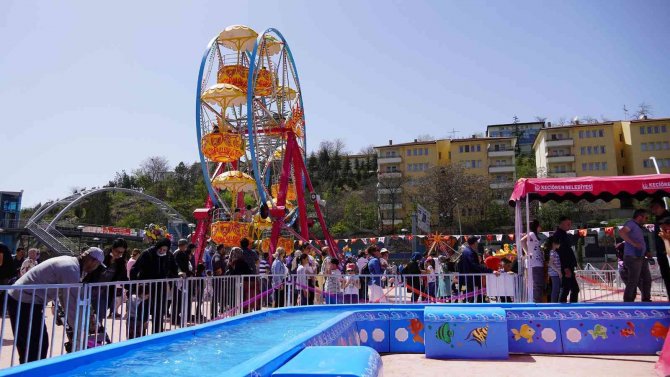 Lunapark Çocukların Dünyası Dolup Taşıyor