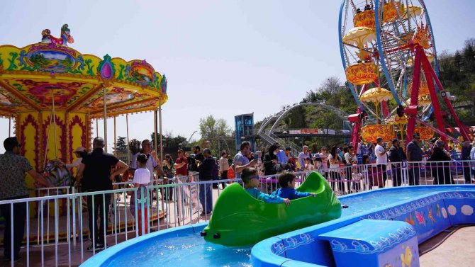 Lunapark Çocukların Dünyası Dolup Taşıyor