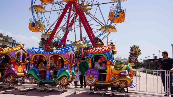 Lunapark Çocukların Dünyası Dolup Taşıyor