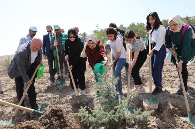 Başkan Çolakbayrakdar, Üniversite Öğrencileriyle Vuslat Ormanına Fidan Dikti