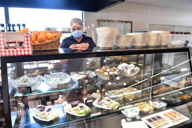 Konyaaltı’nda Bayram Öncesi ‘Tatlı Ve Çikolata’ Üretimi Denetimi