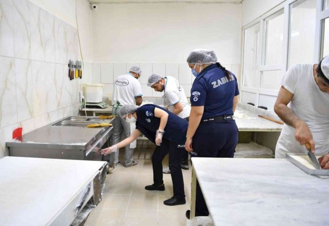 Konyaaltı’nda Bayram Öncesi ‘Tatlı Ve Çikolata’ Üretimi Denetimi