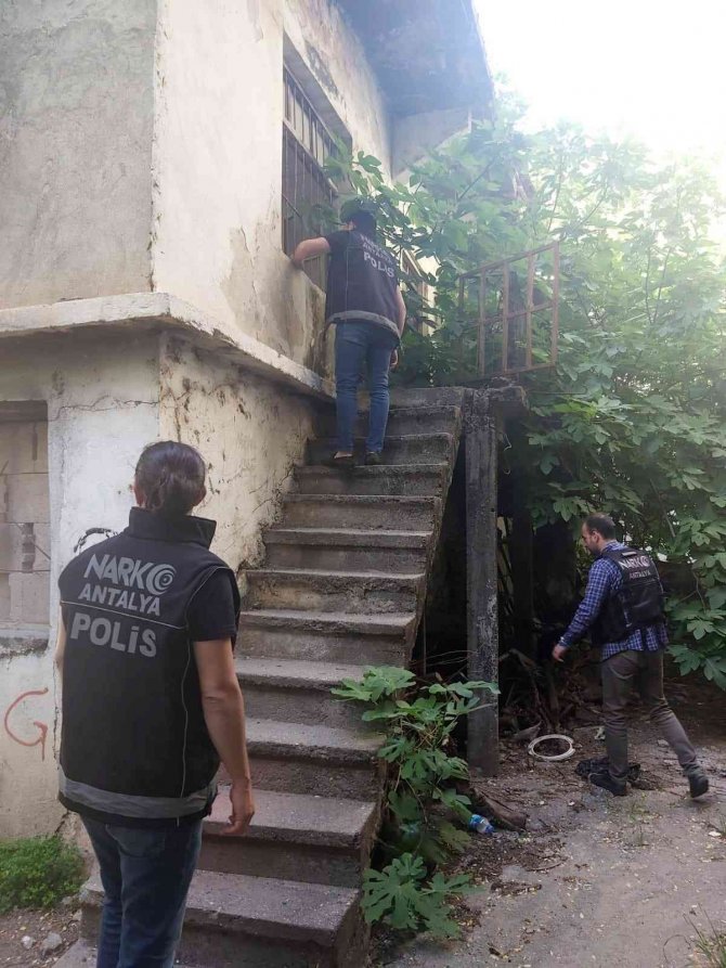 Manavgat’ta Bayram Öncesi ‘Narkotik’ Uygulaması: 10 Gözaltı