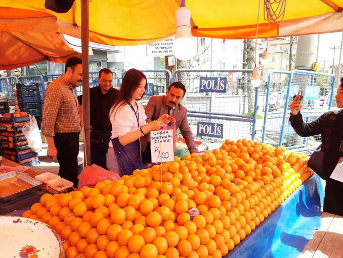 Moğolistanlı Öğrenci Pazar Tezgahında Portakal Sattı