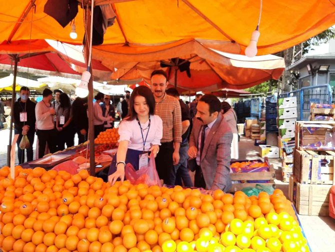 Moğolistanlı Öğrenci Pazar Tezgahında Portakal Sattı