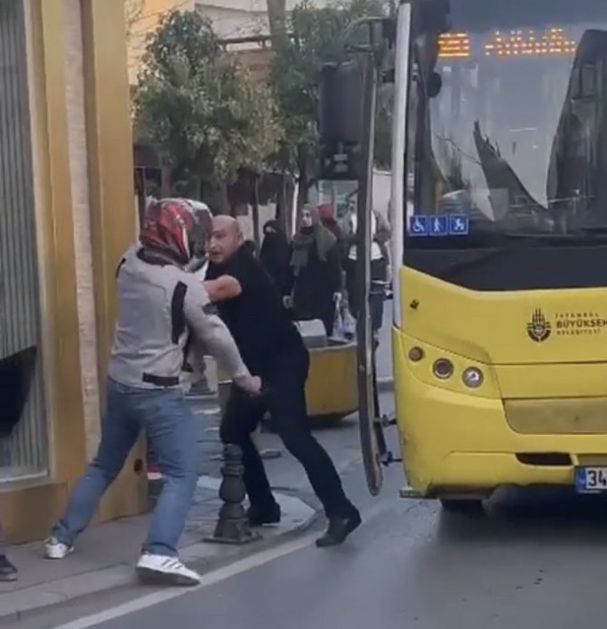 Motosikletli Sürücü, Elindeki Bıçakla İ̇ett Otobüsü Şoförüne Saldırdı