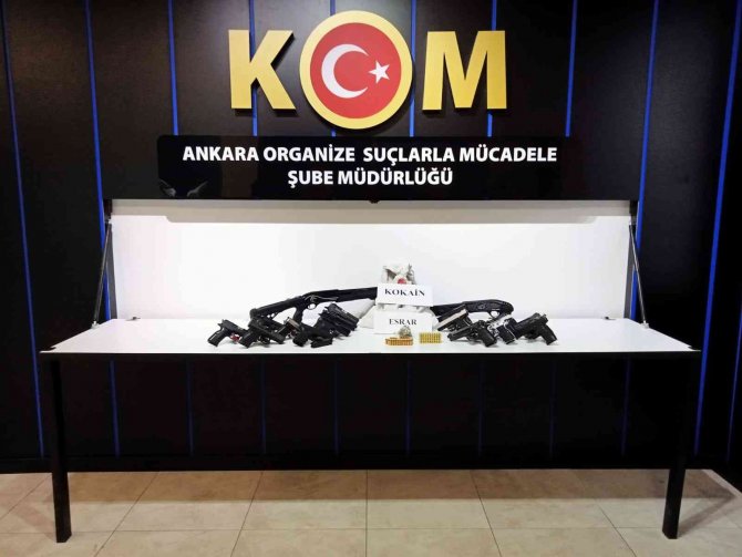 Silah Ve Uyuşturucu Ticaretinin Yanı Sıra Fuhuş Da Yaptıran Suç Çetesi Çökertildi: 17 Gözaltı