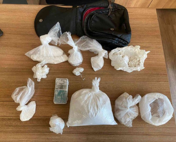 Silah Ve Uyuşturucu Ticaretinin Yanı Sıra Fuhuş Da Yaptıran Suç Çetesi Çökertildi: 17 Gözaltı