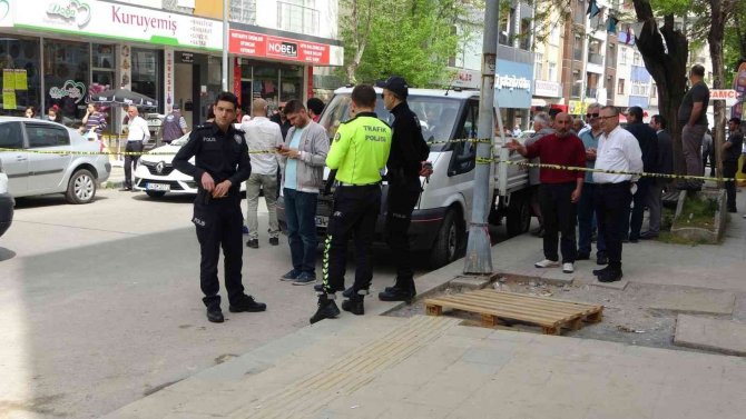 Tuzla’da Kuyumcuyu Vuran Soyguncuların Altınlarla Kaçış Anı Kamerada