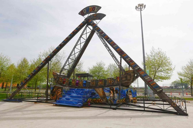 10 Bin Metrekare Alana İnşa Edilen Lunaparkta Son Adım