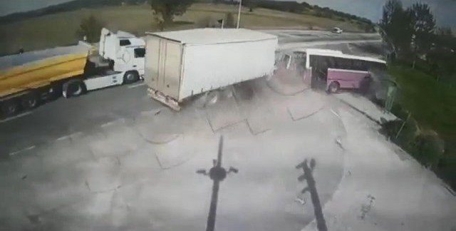 Sakarya’da Kamyonun Yolcu Otobüsüne Çarptığı Feci Kaza Kamerada