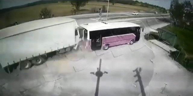 Sakarya’da Kamyonun Yolcu Otobüsüne Çarptığı Feci Kaza Kamerada