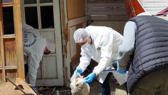 Evinin Yanındaki Barakada Kafasından Vurulmuş Halde Bulundu