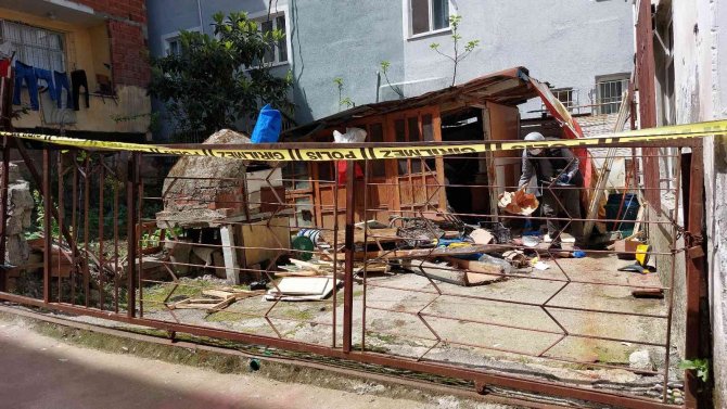 Evinin Yanındaki Barakada Kafasından Vurulmuş Halde Bulundu