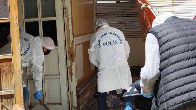 Evinin Yanındaki Barakada Kafasından Vurulmuş Halde Bulundu