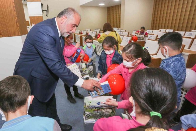 Öğrencilerin Soruları Başkanı Terletti