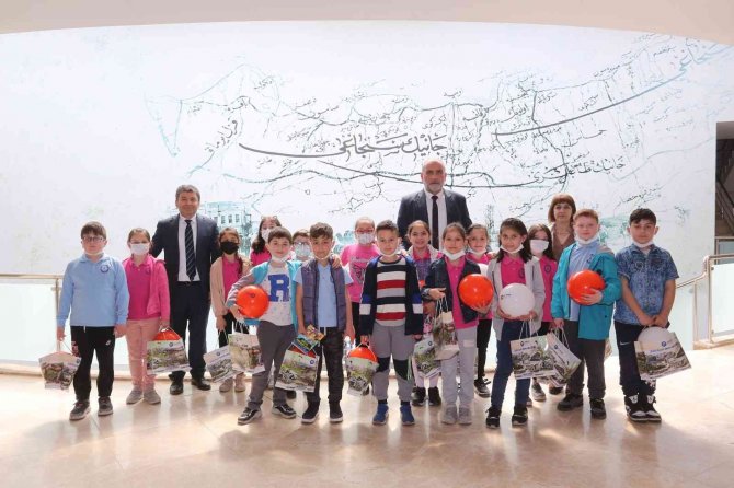 Öğrencilerin Soruları Başkanı Terletti