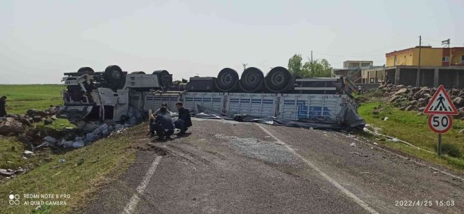 Siverek’te Su Yüklü Tır İle Otomobil Çarpıştı: 2 Yaralı