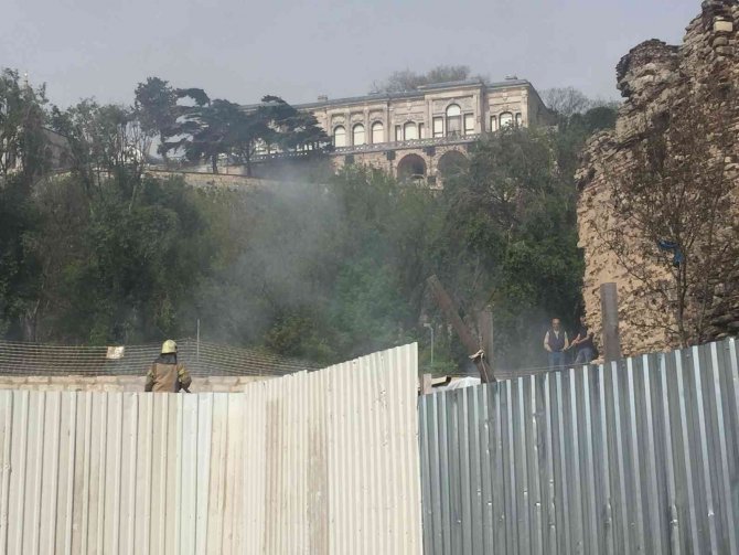 Sarayburnu’ndaki Tarihi Sur Restorasyonu Alanında İşçi Konteynerleri Yandı