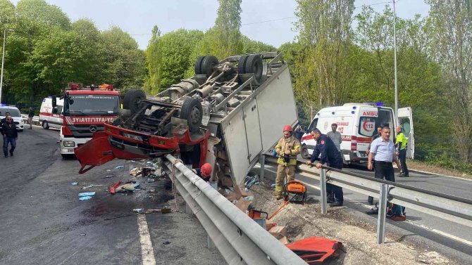 Sarıyer’de Refüje Çarpan Kamyonet Ters Döndü: 3 Ağır Yaralı