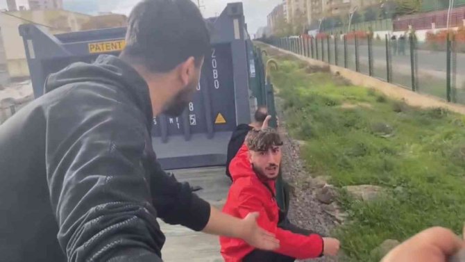 Yorumlara Kanarak Hayatlarını Hiçe Saydılar, Hareket Halindeki Trene Ölümüne Bindiler