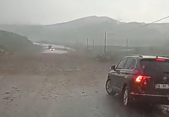 Siirt’te Sel Oldu, Araçlar Mahsur Kaldı
