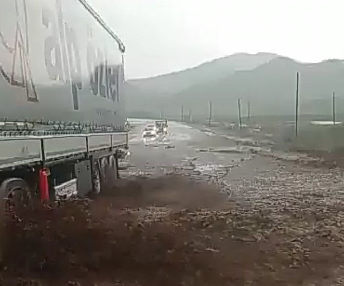 Siirt’te Sel Oldu, Araçlar Mahsur Kaldı