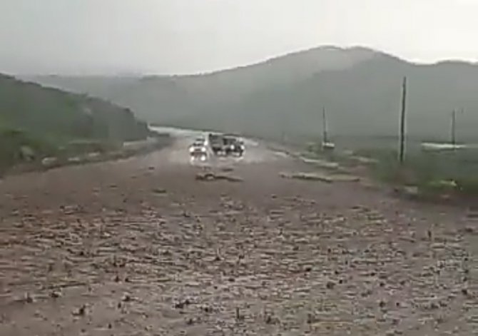Siirt’te Sel Oldu, Araçlar Mahsur Kaldı