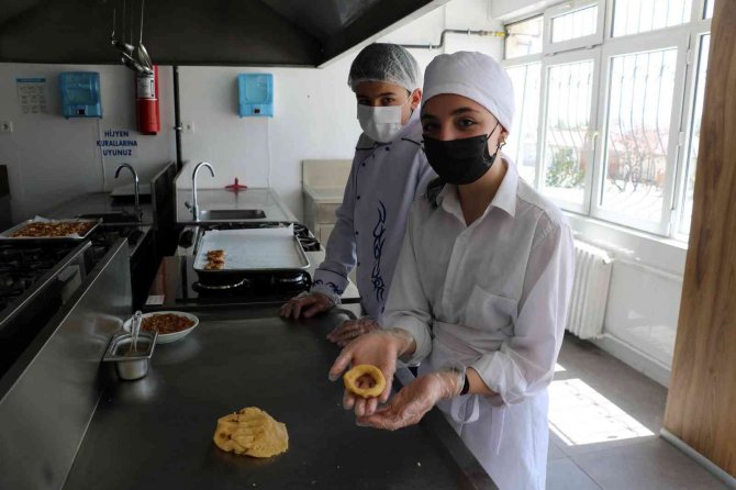 Öğrenciler Hünerli Elleriyle Kandil Simidi Yapıp Vatandaşlara İkram Etti