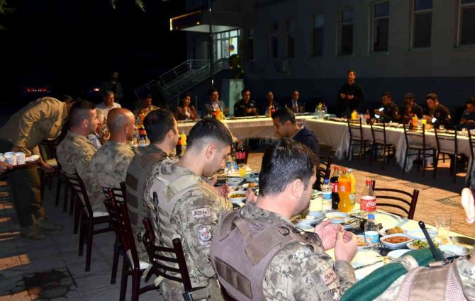 Çemişgezek Kaymakamı Koç Güvenlik Güçleri İle İftarını Açtı