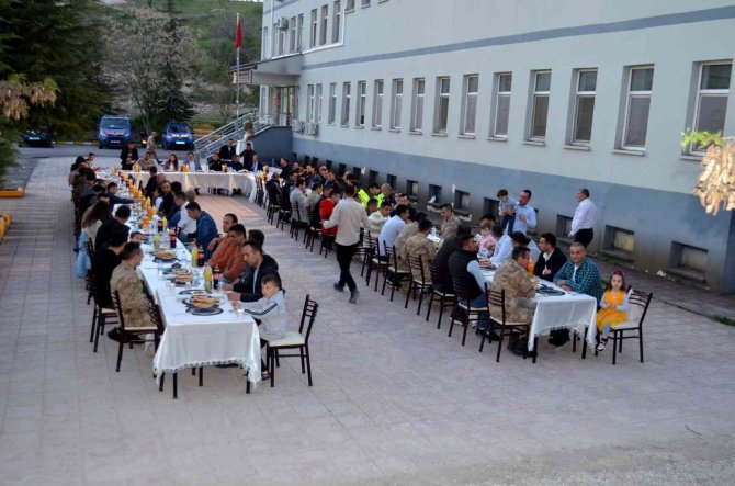 Çemişgezek Kaymakamı Koç Güvenlik Güçleri İle İftarını Açtı