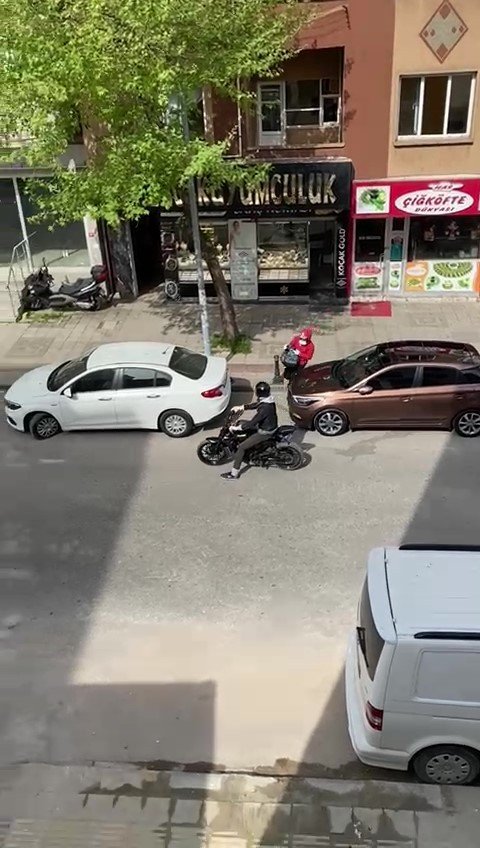 Tuzla’da Kuyumcuyu Vuran Soyguncuların Altınlarla Kaçış Anı Kamerada