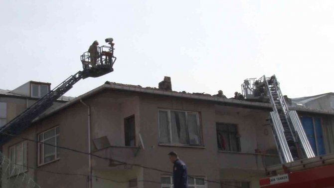 Ümraniye’de Madde Bağımlısı Genç Evinin Çatısını Ateşe Verdi