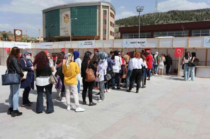 Bircan Yıldırım, Kitap Fuarında Okurlarıyla Buluştu