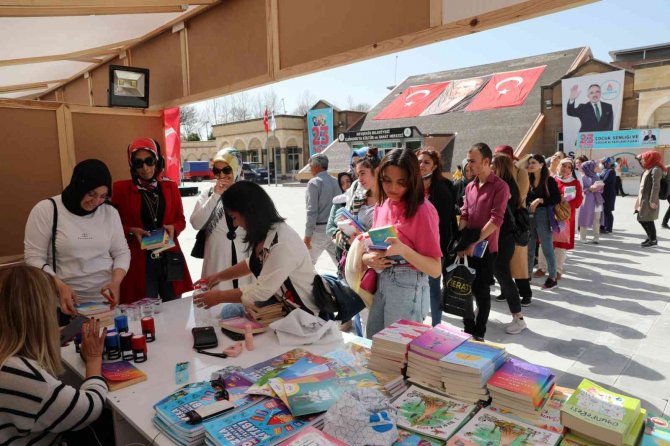 Bircan Yıldırım, Kitap Fuarında Okurlarıyla Buluştu