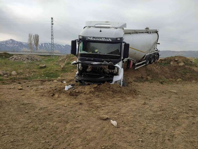 Direksiyon Hakimiyeti Kaybedilen Tır Yoldan Çıktı