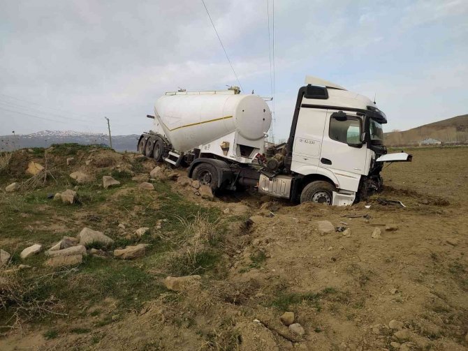 Direksiyon Hakimiyeti Kaybedilen Tır Yoldan Çıktı