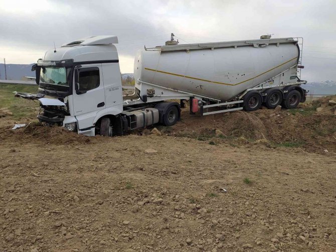 Direksiyon Hakimiyeti Kaybedilen Tır Yoldan Çıktı