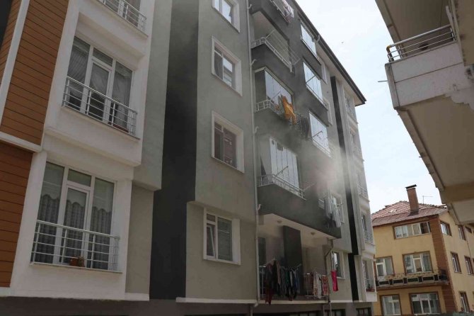 Kirada Oturduğu Evi Yandı, Gözyaşları İçinde Söndürme Çalışmalarını İzledi