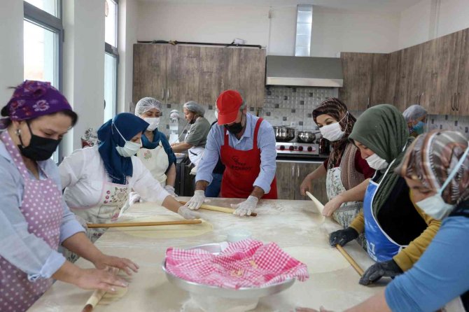 Yeni̇mek Kursiyerleri Hünerlerini Sergiledi